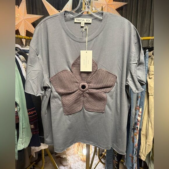 RARE Tricia Tix Exclusive Crochet Flower Tee in Grey - Picture 2 of 4